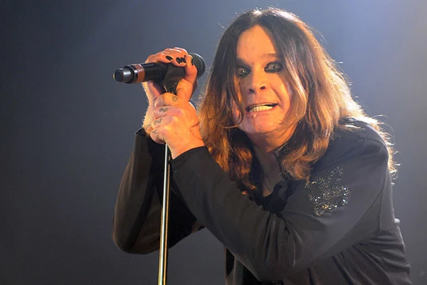 Yungblud sa rozplakal v Birminghame pri tribute Ozzymu Osbournovi