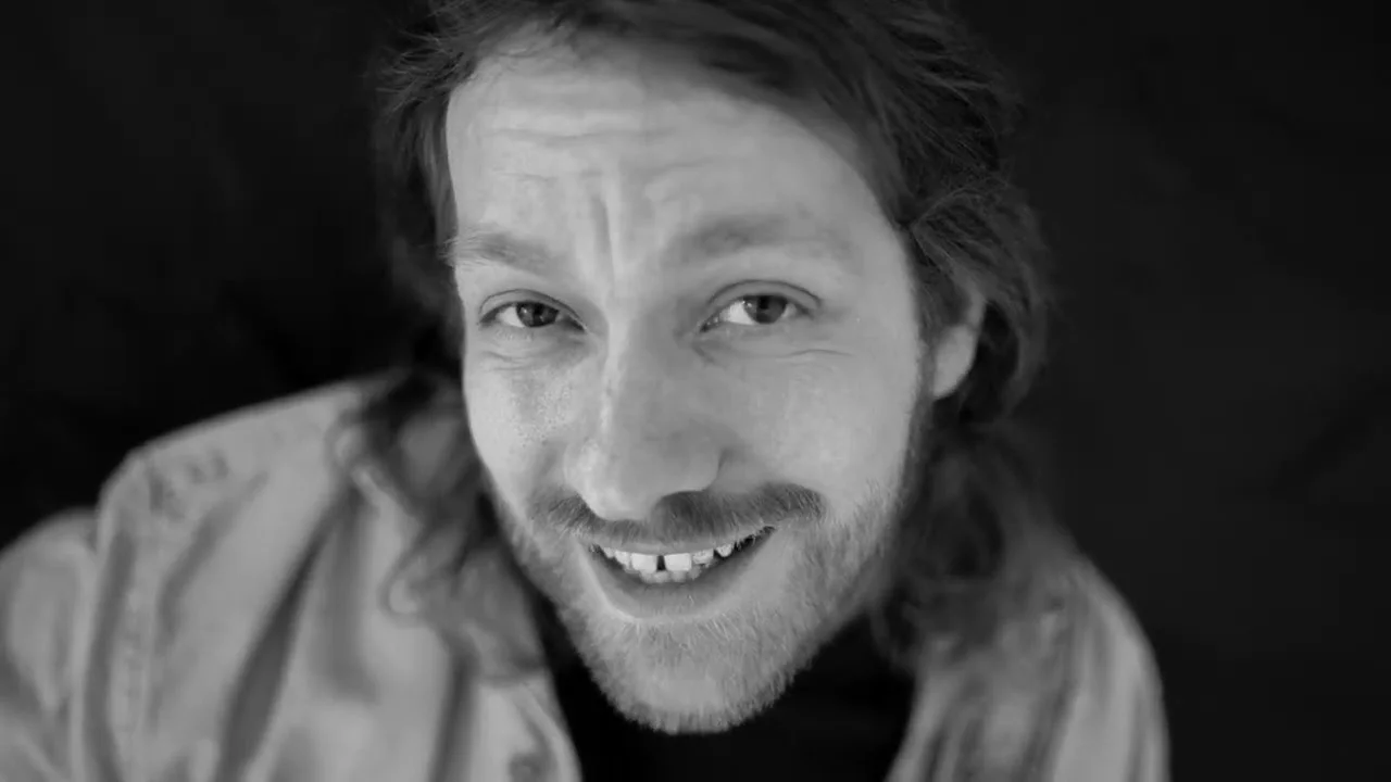 Hudobné novinky 29. máj 2026: Peter Juhás s novým singlom, Veronika Stieranková debutuje, Drake láme rekordy
