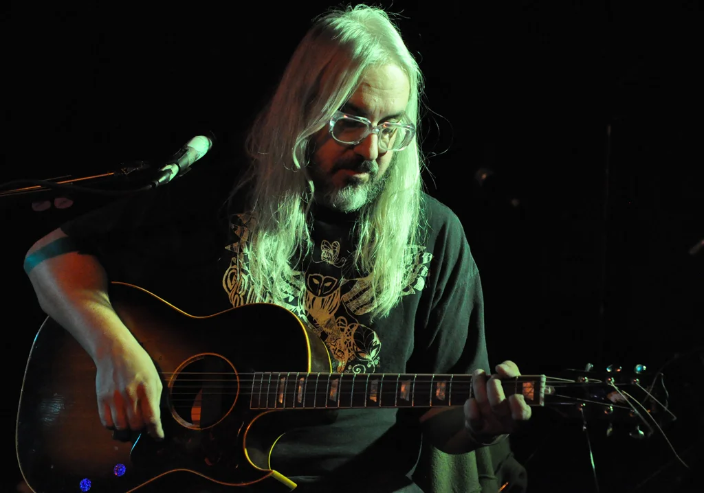 J Mascis: hlas a gitara, ktoré definovali americký alt-rock