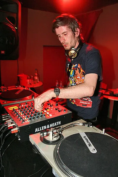 Zomrel DJ Kavinsky, autor kultového hitu Nightcall (†50)