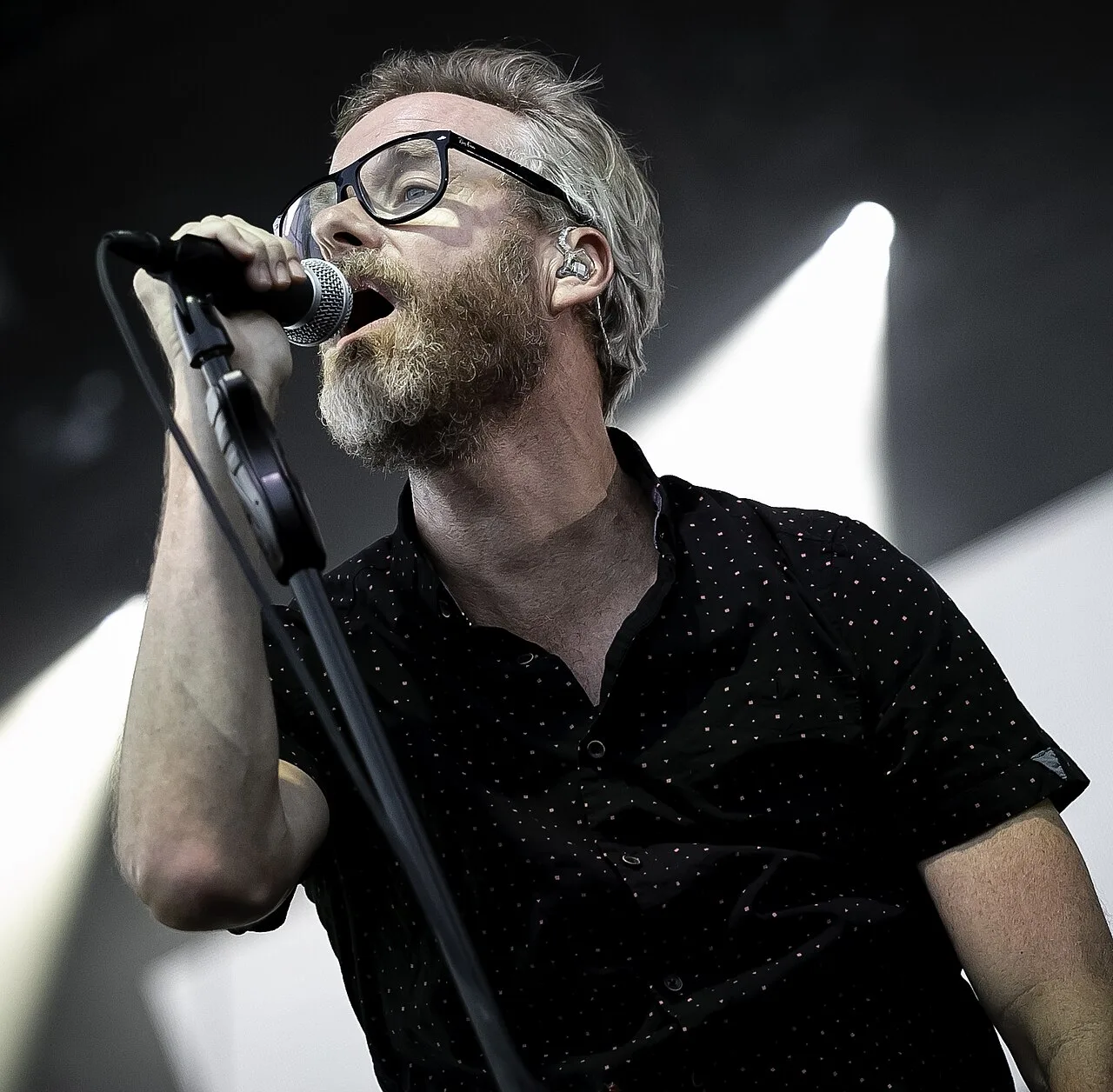 Matt Berninger prekvapil novým EP Type It Up. Na novinke spieva aj Blue Monday od New Order