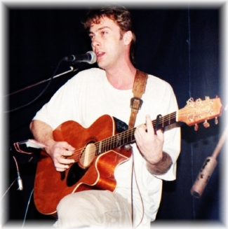 Pravidelné štvrtkové česko-slovenské dvojkoncerty v Klube Za Zrkadlom.