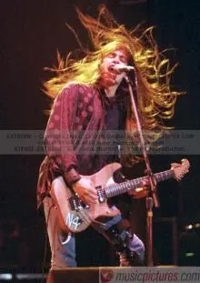 Nuno Bettencourt - 0000199702-88084L.jpg