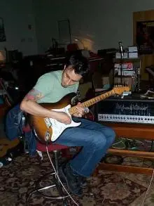 Nuno Bettencourt - 0000460919-21776L.jpg