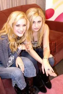 Aly & Aj - alyson-michalka_dot_net-cdusa2006mar-007.jpg
