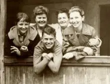 Karol Duchoň - mladost_s-mamou-a-krsnou.jpg