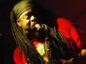 Courtney Pine prišiel bližšie a kŕmil veľkou lyžicou