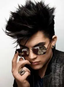 RECENZE: Adam Lambert na desce Velvet dokazuje, že není jen náhradním Freddiem Mercurym