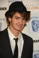 Andrew Garfield a Emma Stone si adoptovali opustenú sučku
