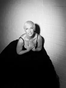 Annie Lennox - 148108_460870479588_6216464588_5271345_1108087_n.jpg