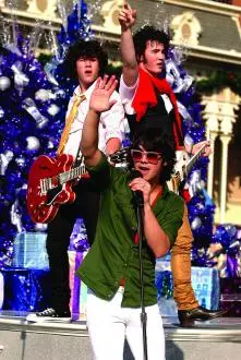 Jonas Brothers - Disney-Channel-Navidad-2008-004.jpg