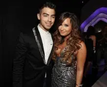 Joe Jonas - 2011+MTV+Video+Music+Awards+Red+Carpet+hFqDXZQeTMdl.jpg