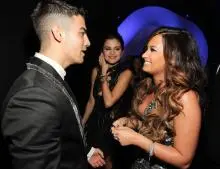 Joe Jonas - 2011+MTV+Video+Music+Awards+Red+Carpet+QL0e1b6xd-dl.jpg