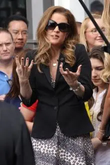 Lisa Marie Presley - Lisa+Marie+Presley+Celebs+Extra+LA+tJ5G8lvXWVFl.jpg