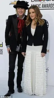 Lisa Marie Presley - article-2147367-1333E7CC000005DC-668_306x551.jpg