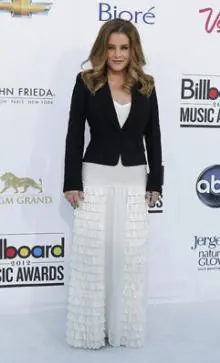 Lisa Marie Presley - tumblr_m4cvmzTBgs1r1ffmao2_250.jpg