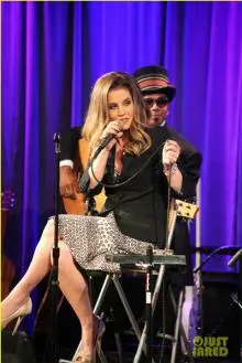 Lisa Marie Presley - lisa_marie_presley_grammys_2.jpg