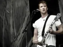 Queens Of The Stone Age - Josh-Homme-queens-of-the-stone-age-263999_512_384.jpg
