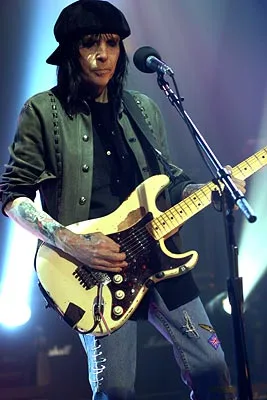 Mötley Crüe - 04motleycrue0202.jpg