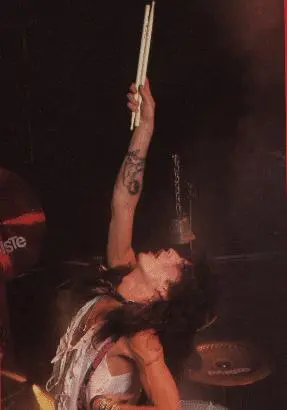 Mötley Crüe - tommy_with_drums.jpg