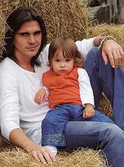 Juanes - juanes_hija.jpg