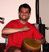 Marián Čekovský v klipu k bigbítové skladbě "Po polnoci" prohání motorky