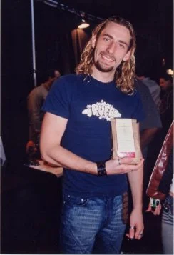 Frontman skupiny Nickelback je vinný, rozhodol súd